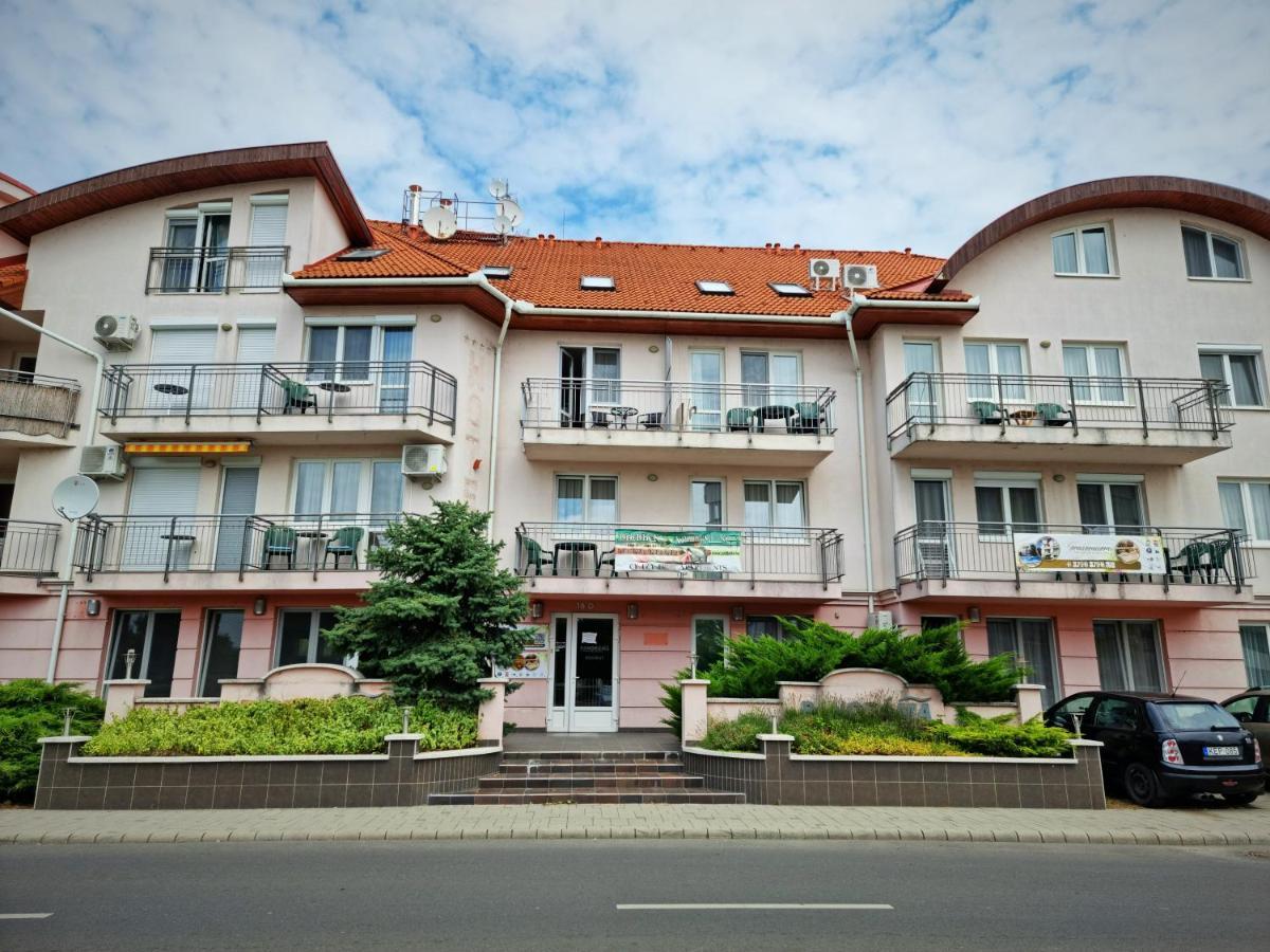 Relax Wellness Apartman Hajduszoboszlo Leilighet Eksteriør bilde