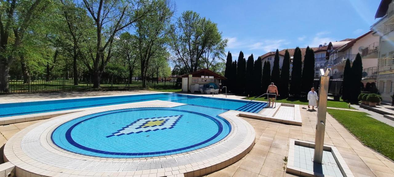Relax Wellness Apartman Hajduszoboszlo Leilighet Eksteriør bilde